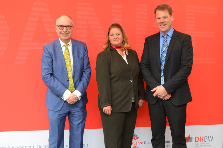 v.l. Prof. Dr. Bernd Müllerschön (Dekan der Fakultät Wirtschaft und Prorektor der DHBW Stuttgart), Prof. Dr. Katja Kuhn (Dekanin der Fakultät Technik und Prorektorin der DHBW Stuttgart), Prof. Dr. Ulf-Daniel Ehlers (Vizepräsident der DHBW)