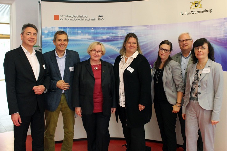 v.l.n.r.: Prof. Dr. Joachim Weber (Rektor der DHBW Stuttgart), Prof. Dr. Harald Mandel (Studiengangsleiter Maschinenbau und Projektleiter CeM), Theresia Bauer, MdL (Ministerin für Wissenschaft, Forschung und Kunst Baden-Württemberg), Prof. Dr. Katja Kuhn (Dekanin der Fakultät Technik und Prorektorin für Forschung), Judit Klein-Wiele (Wissenschaftliche Mitarbeiterin), Reinhard Kaiser (Leiter der Abteilung Bauten & Technik) sowie Inna Avrutina (Forschungsreferentin für die Fakultät Technik).