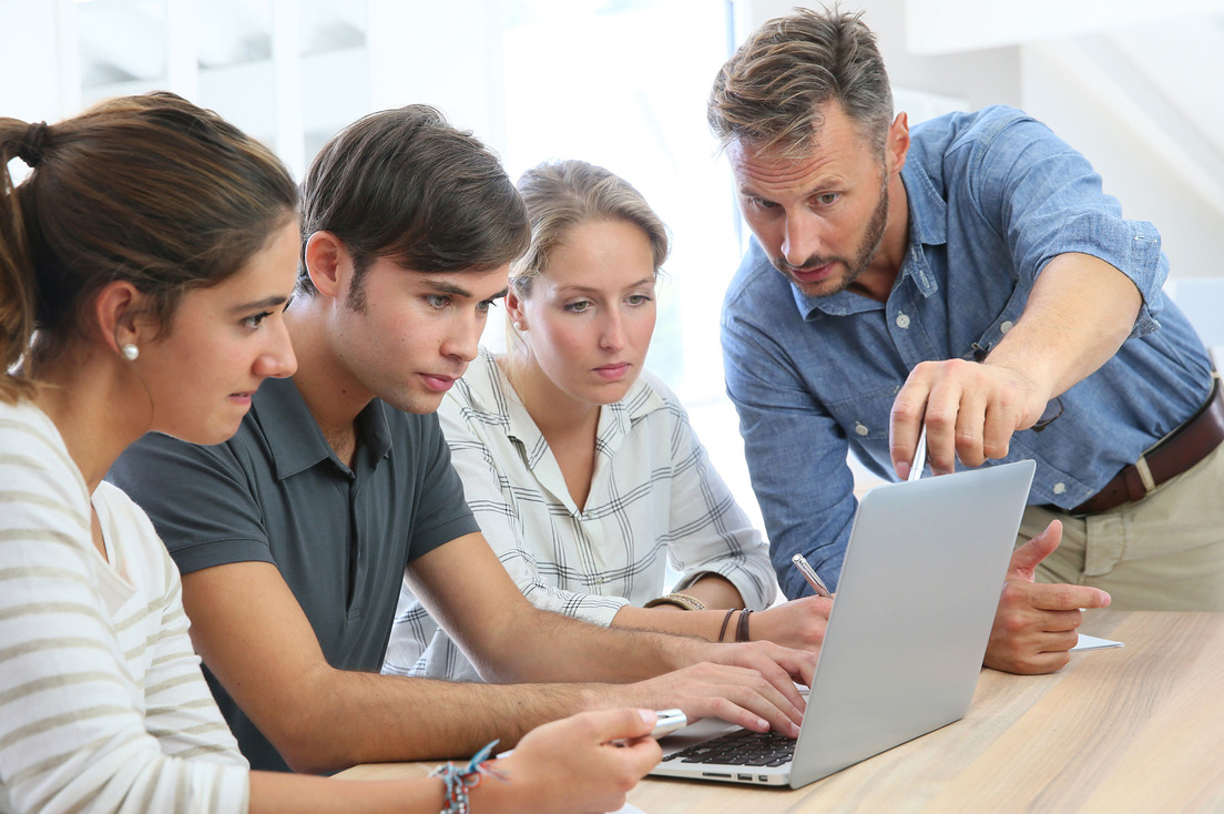 Dozent mit Studierenden