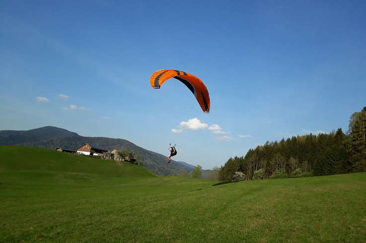 Flugversuch beim Gleitschirmschnupperkurs