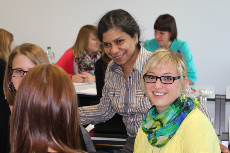 Prof. Wickramasinghe aus Melbourne mit Studentinnen der DHBW Stuttgart