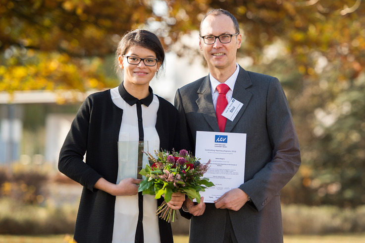 Preisträgerin Selina Rogers mit Prof. Dr. Roman Stoi