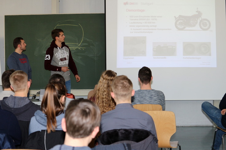 Studierende präsentieren Studienarbeit