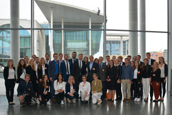 Studierende, Professoren und Abgeordnete bei Präsentation im Bundestag