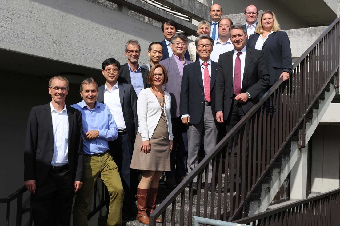 Vertreter der Hanyang Universität mit Professorinnen und Professoren der DHBW Stuttgart sowie Dekanin Prof. Dr. Katja Kuhn (oben rechts) und Rektor Prof. Dr. Joachim Weber (rechts außen)