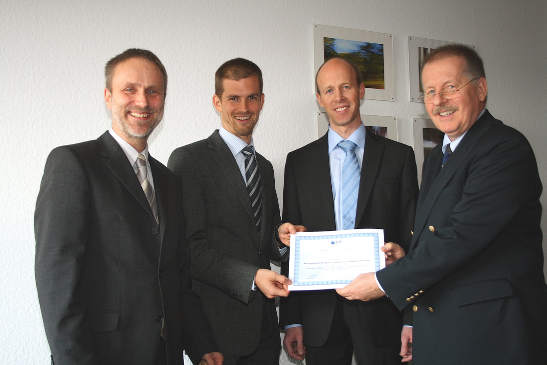 Die Studiengangsleiter des Studiengangs BWL-Industrie/Dienstleistungsmanagement Prof. Dr. Uwe Schmid, Prof. Dr. Marc Kuhn, Prof. Dr. Matthias Rehme und Wilhelm Taurel, Vice President des AFSMI German Chapter (v.l.n.r)