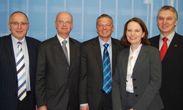 Prof. Dr. Hans Wolff, Minister Prof. Dr. Peter Frankenberg, Prof. Matthias Landmesser, Julia Henke, Prof. Manfred Träger (v.l.n.r.) © MWK