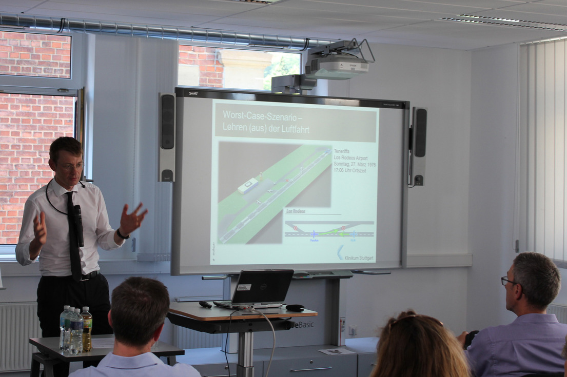 Prof. Dr. Jürgen Graf hält seinen Vortag beim Studentischen Symposium