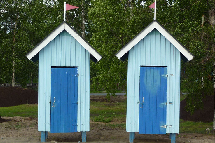 Blaue finnische Strandhäuschen