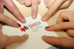 DHBW Logo mit Fingern