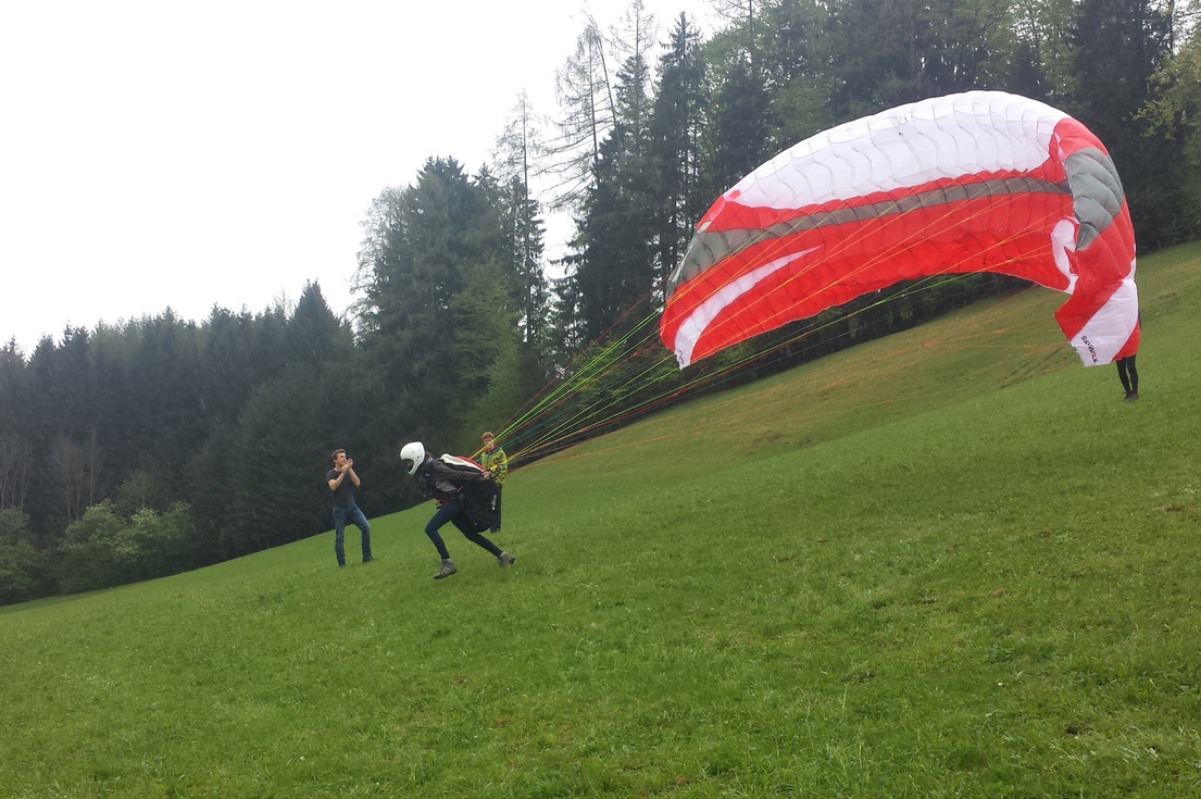 Teilnehmerin beim Start mit dem Gleitschirm.