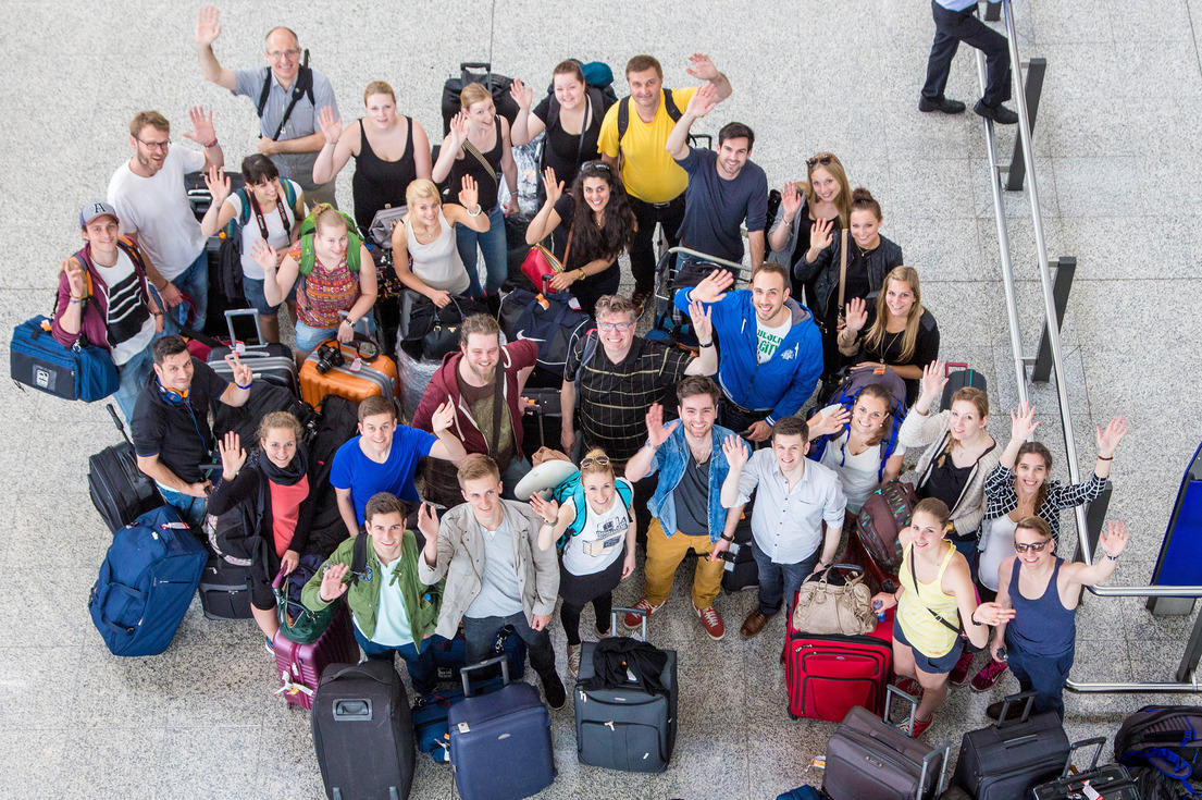 Studierende am Flughafen Hong Kong