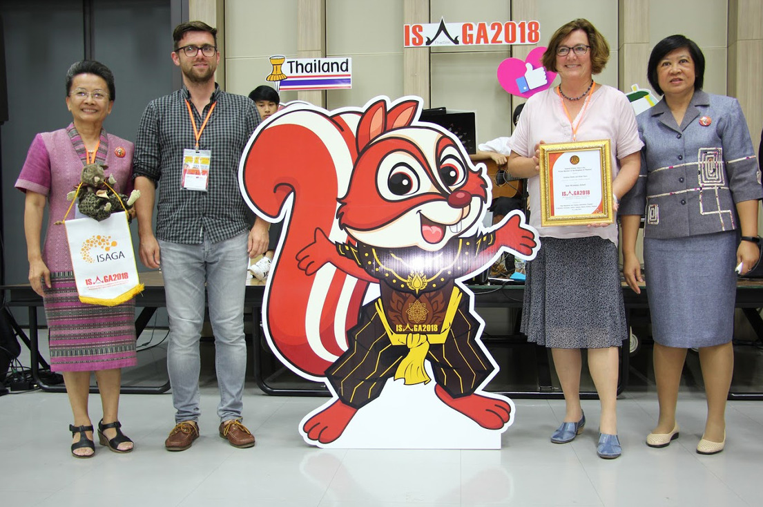 Überreichung des Best Workshop Awards an Christian Höhn und Birgit Zürn vom ZMS der DHBW Stuttgart auf der ISAGA Konferenz in Bangkok