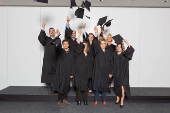 Die Absolventinnen und Absolventen des Studienganges Angewandte Pflegewissenschaft bei der Bachelor's Night 2016 (Foto: 7visuals.com / Oskar Eyb)