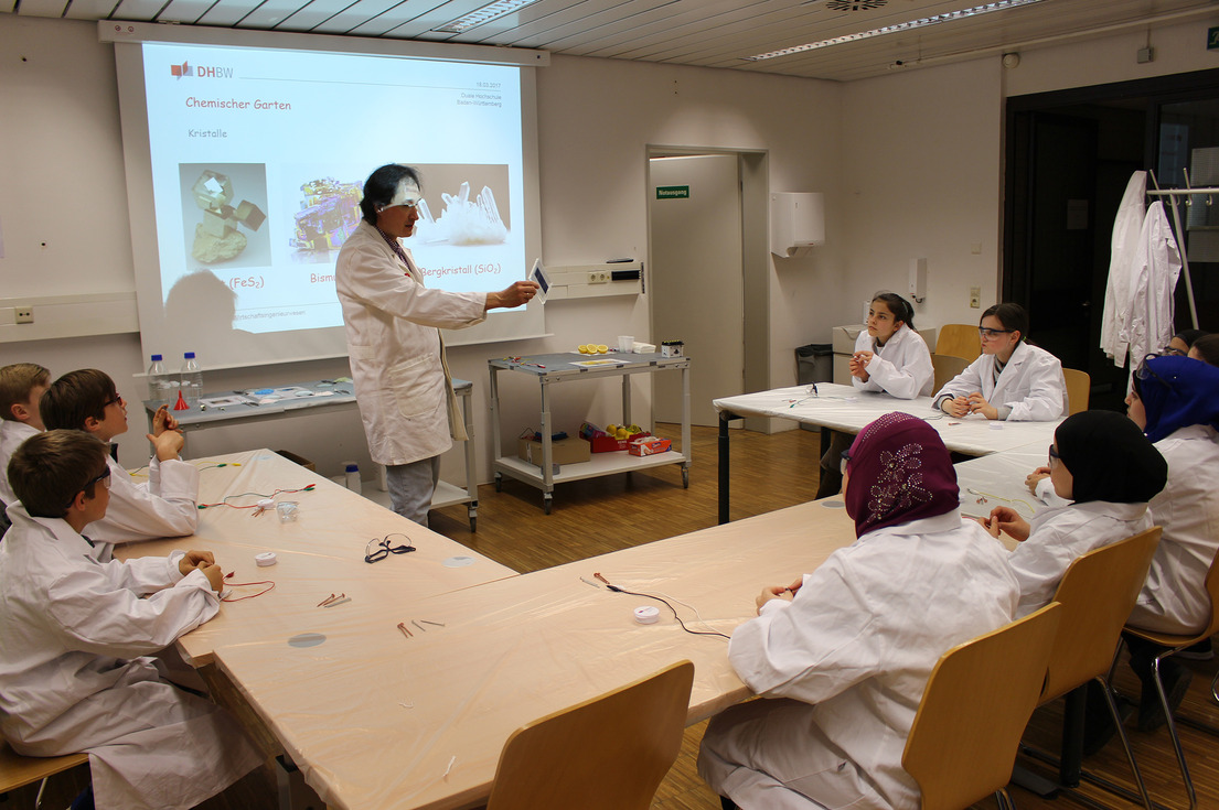 Kinder entdecken bei der Kinderakademie die Welt der Werkstoffe und bauen Zitronenbatterien