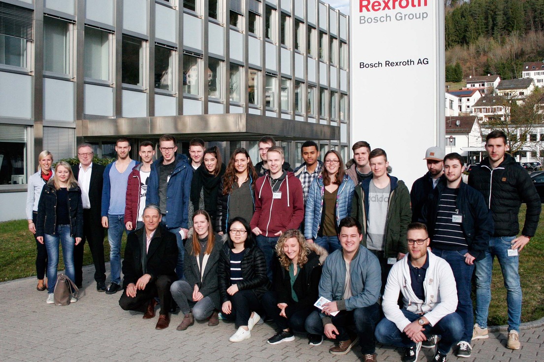 Studierende des Studiengangs Wirtschaftsingenieurwesen am Campus Horb bei Bosch Rexroth