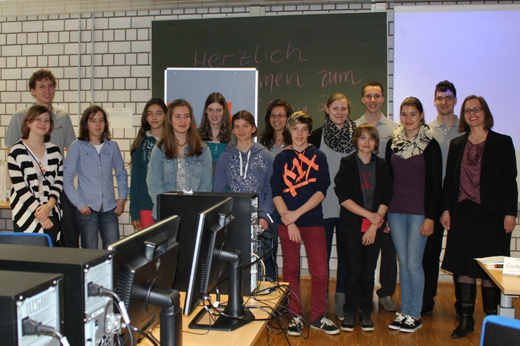 Die Schülerinnen des Kurses "Konstruieren wie die Profis“ mit ihren Tutorinnen und Tutoren beim Girls' Day 2014 an der DHBW Stuttgart.