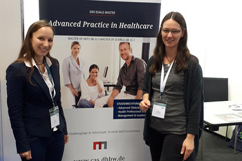 Cornelia Zeller und Katrin Heeskens (v.li.n.re.) präsentierten in Mannheim den neuen Masterstudiengang „Advanced Practice in Healthcare“.