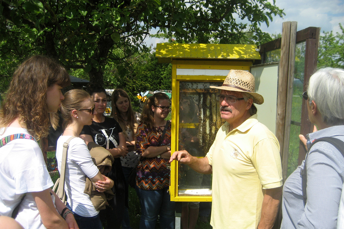 Studierende mit Imker Wolfgang Schiele