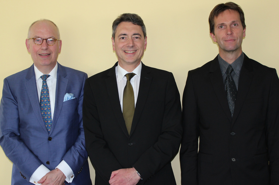 v.l.n.r. Prof. Dr. Bernd Müllerschön - Prorektor und Dekan der Fakultät Wirtschaft, Prof. Dr. Joachim Weber - Rektor der DHBW Stuttgart, Prof. Dr. Stefan Krause - Neuer Dekan der Fakultät Sozialwesen