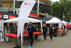 T-Shirt-Ausgabe vor dem Lauf am Stand der DHBW Stuttgart