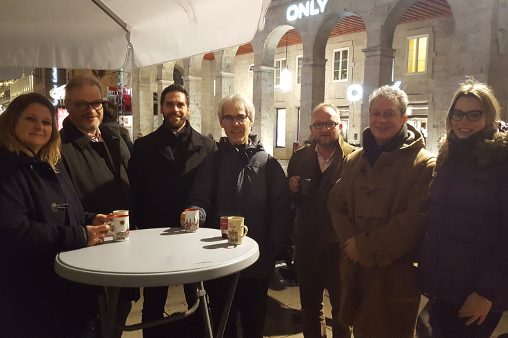 Stoßen auf ein gelungenes Kick-off an: Prof. Dr. Katja Kuhn (DHBW Stuttgart), Prof. Jorma Säteri (Metropolia), Prof. Dr.-Ing. Jens Helge Bossmann, Prof. Dr. Christian Götz, Prof. Dr. Klaus Homann (alle DHBW Stuttgart), Prof. Dominique Deneux (ENSIAME) sowie Lisa Raab (DHBW Stuttgart) (v.l.n.r.)