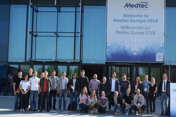 Studierende beim Besuch der MedTec