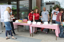 Studierende bieten gesunde Snacks an