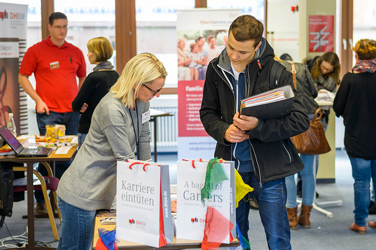 Doris Kupferschmidt, Leiterin des Zentrums für interkulturelle Kompetenz und Sprachen, berät einen Studenten beim Markt der Möglichkeiten