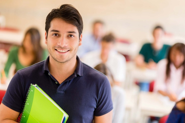 Student schaut in die Kamera - iStock andresr