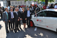 Till Surek, Prof. Reinhold Geilsdörfer, Prof. Dr. Joachim Weber, Wilfried Porth, Dr. Nicola Schelling und Prof. Dr. Ing. Harald Mandel mit dem Triple eCar.