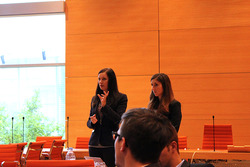 Annika Paul (links) referiert mit Tamara Horn (rechts) vor dem Auditorium in einem der Sitzungssäle des Bundestags