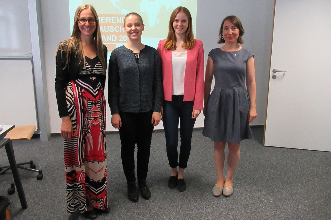 Projektleitungen Dr. Bettina Flaiz (li) und Dr. Rose Seifert (re), Mitte: Austauschstudierende Anja Dienersberger (li) und Lea Kasporick (re)