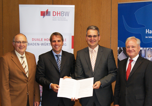 DHBW Gründungspräsident Professor Dr. Hans Wolff, DHBW Gründungsaufsichtsrats- vorsitzender Wilfried Porth, Dr. Dietrich Birk, Staatssekretär im MWK und Bernd Bechtold, Präsident des BWIHK (v.l.) nach der Unterzeichnung der Erklärung