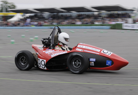 "Sleek" Rennwagen auf der Rennstrecke