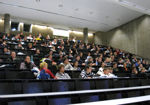 Die Erstsemester Maschinenbau bei der Einführungsveranstaltung im Tiefenhörsaal