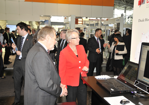 Bundesministerin Schavan im Gespräch mit Prof. Dr. Hans-Joachim Elzmann am Stand der DHBW Stuttgart