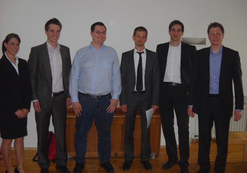 Prof. Dr. Marc Kuhn von der DHBW Stuttgart (4.v.l.) mit dem Marketingleiter der DESERTEC Foundation Michael Straub (3.v.l.) sowie dem Projektleiterteam der Studierenden Jasmin Lohmiller, Bastian Böhm, Felix Eichhorn, Julian Blechinger (v.l.n.r.).