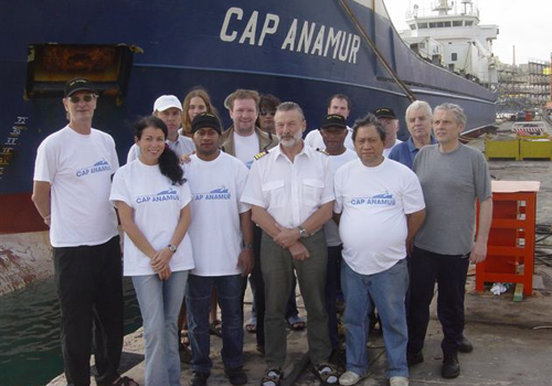 Die damalige Besatzung der Cap Anamur mit ihrem Kapitän Stefan Schmidt (M.)