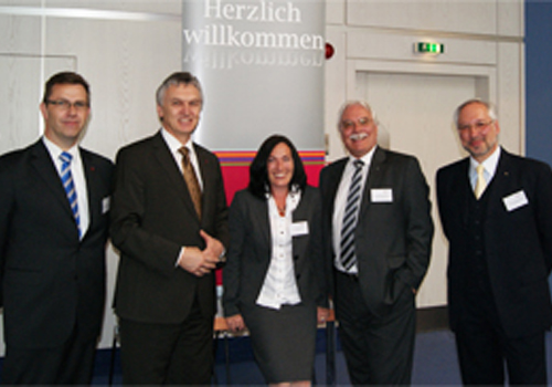 v.l.n.r.: Prof. Dr. Joachim Frech und Professor Manfred Träger (beide DHBW), Claudia Welker (Geschäftsführerin DGQ Weiterbildung GmbH), Dr. Wolfgang Kaerkes (Geschäftsführendes DGQ-Vorstandsmitglied) und DGQ-DHBW Stuttgart-Dozent Dr. Alexander Schloske