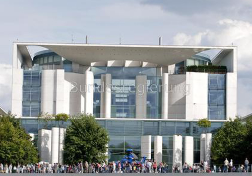 Bundeskanzleramt (Gartenseite) mit Besuchern am Tag der offenen Tür. (Foto: Bergmann, Guido 22.8.2009)