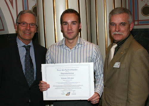 Dipl.-Betriebswirt (BA) Simon Altvater (Mitte) mit Prof. Dr. Werner Rössle (li.) und dem Stellvertretenden Fachverbandsvorsitzenden Wolfgang Friedrich aus Göppingen