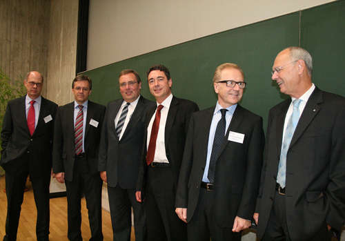 Die Organisatoren Prof. Dr. Klaus Hahn, DHBW Stuttgart (2.v.r.), und Prof. Dr. Reinhard Heyd, HfWU Nürtingen-Geislingen (3.v.l.), mit Prof. Dr. Joachim Weber, Rektor der DHBW Stuttgart (3.v.r.), sowie den Referenten Dr. Wolfgang Bauer (r.), Douglas Nelson (l.) und Frank Reuther (2.v.l.).