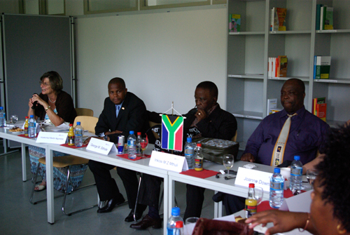 Frau Gerda Bernhard (Dolmetscherin), Mr. Martin Ngundze (Vizekonsul), Mr. George M. Sithole (Ausschussvorsitzender und Delegationsleiter), Mr. Inkosi M Z Mthuli (Mitglied des Provinzparlaments) (v.l.n.r.).