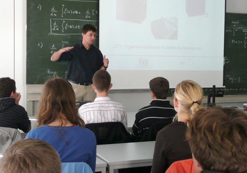 Professor Griesinger erklärt den Projektablauf während der Einführungsveranstaltung.