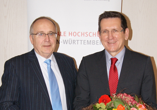 Gründungspräsident Prof. Dr. Hans Wolff (l.) gratuliert seinem Nachfolger Prof. Reinhold R. Geilsdörfer nach der Bestätigung seiner Wahl durch den Gründungssenat der DHBW