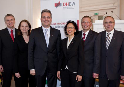 Staatssekretär Dr. Birk MdL inmitten des Gründungsvorstands der DHBW: Prof. Manfred Träger, Julia Henke, Prof. Dr. Bärbel Renner, Prof. Matthias Landmesser, Prof. Dr. Hans Wolff (v.l.n.r.)